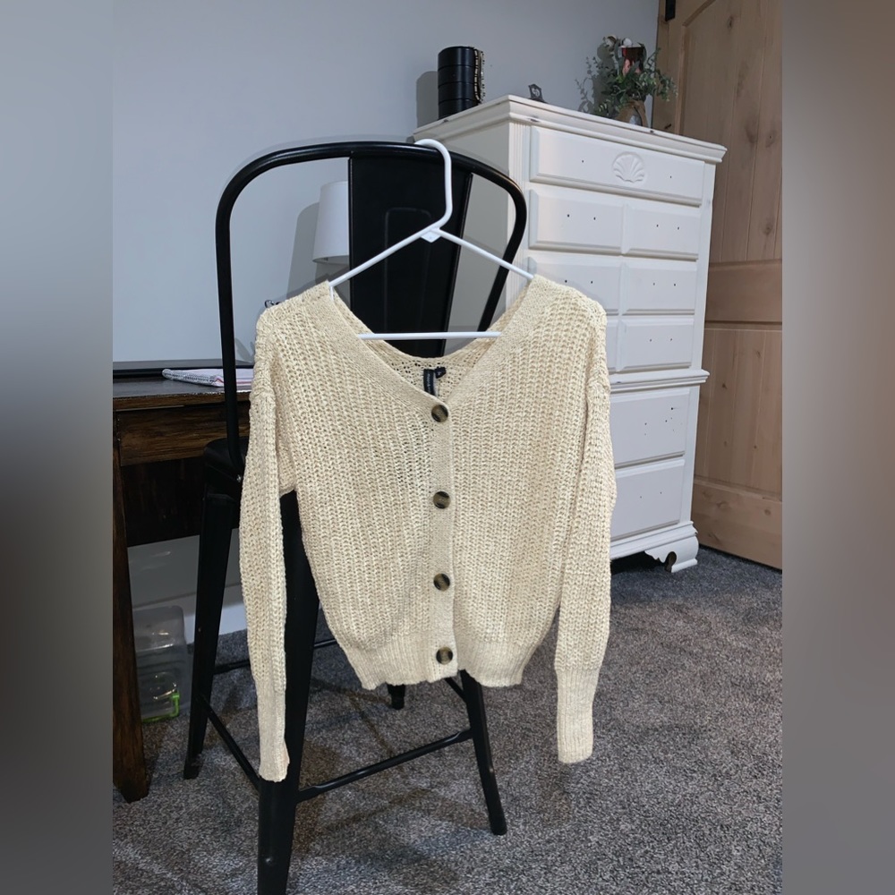 Moon&madison Sweater. Size XS. Still with tags. Never been worn.